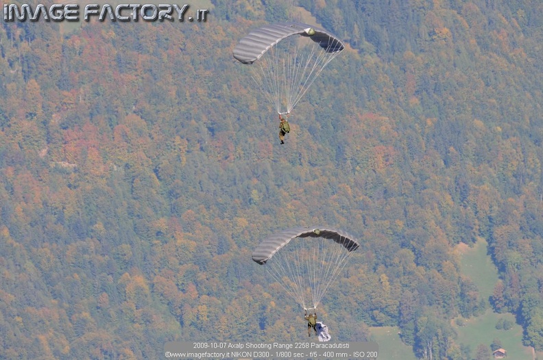 2009-10-07 Axalp Shooting Range 2258 Paracadutisti.jpg